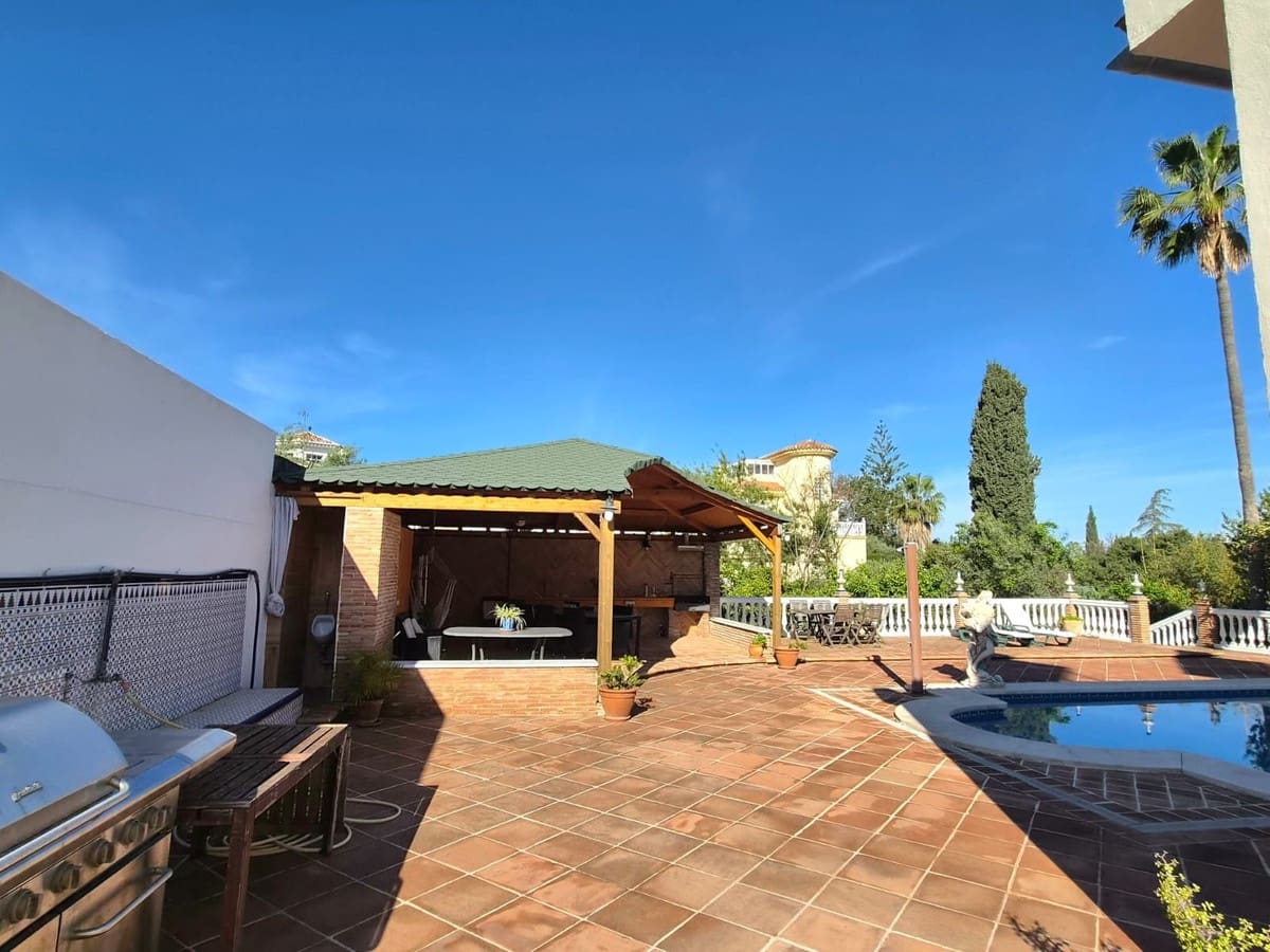 6 bedroom Villa for sale in Alhaurin de la Torre with pool garage - € 895,000 (Ref: 8741953)