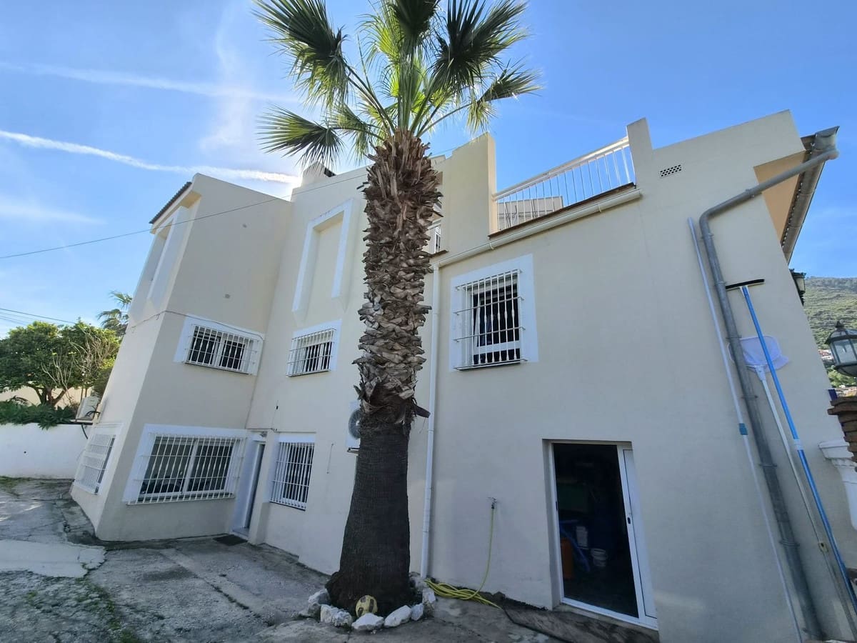 6 bedroom Villa for sale in Alhaurin de la Torre with pool garage - € 895,000 (Ref: 8741953)