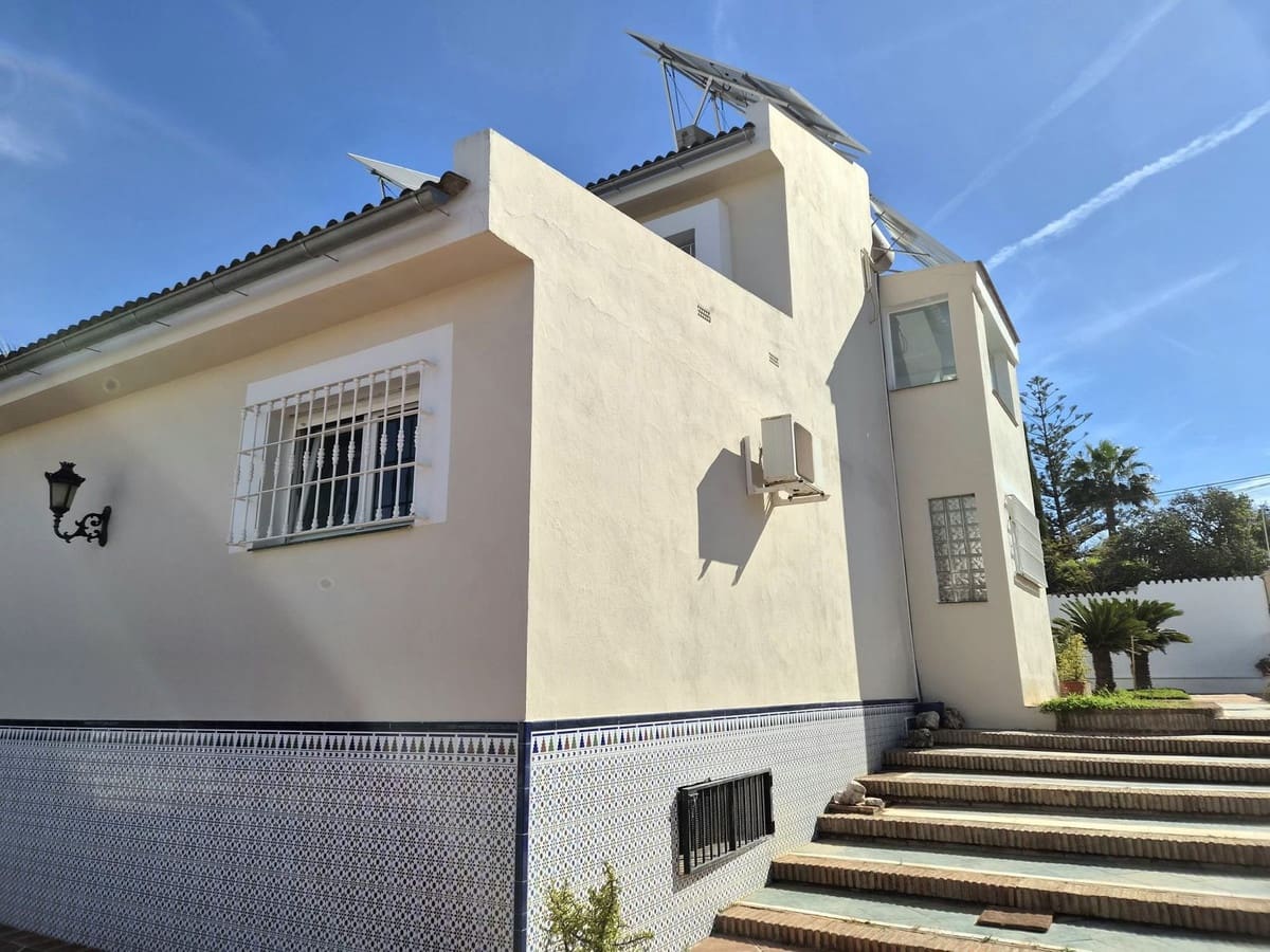 6 bedroom Villa for sale in Alhaurin de la Torre with pool garage - € 895,000 (Ref: 8741953)