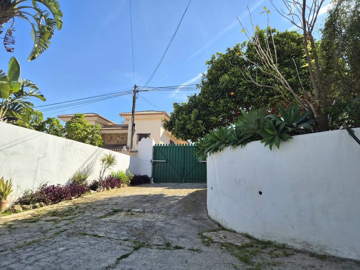 6 bedroom Villa for sale in Alhaurin de la Torre with pool garage - € 895,000 (Ref: 8741953)