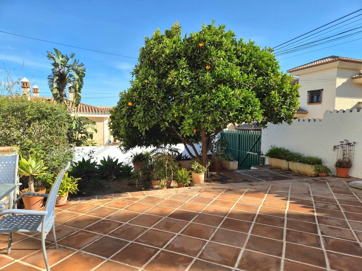 6 bedroom Villa for sale in Alhaurin de la Torre with pool garage - € 850,000 (Ref: 8741953)