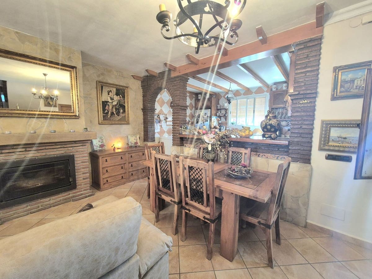 4 soverom Kjedet enebolig til salgs i Alhaurin el Grande med svømmebasseng garasje - € 499 000 (Ref: 8790899)