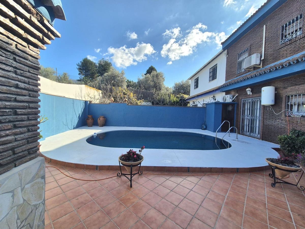 4 soverom Kjedet enebolig til salgs i Alhaurin el Grande med svømmebasseng garasje - € 499 000 (Ref: 8790899)