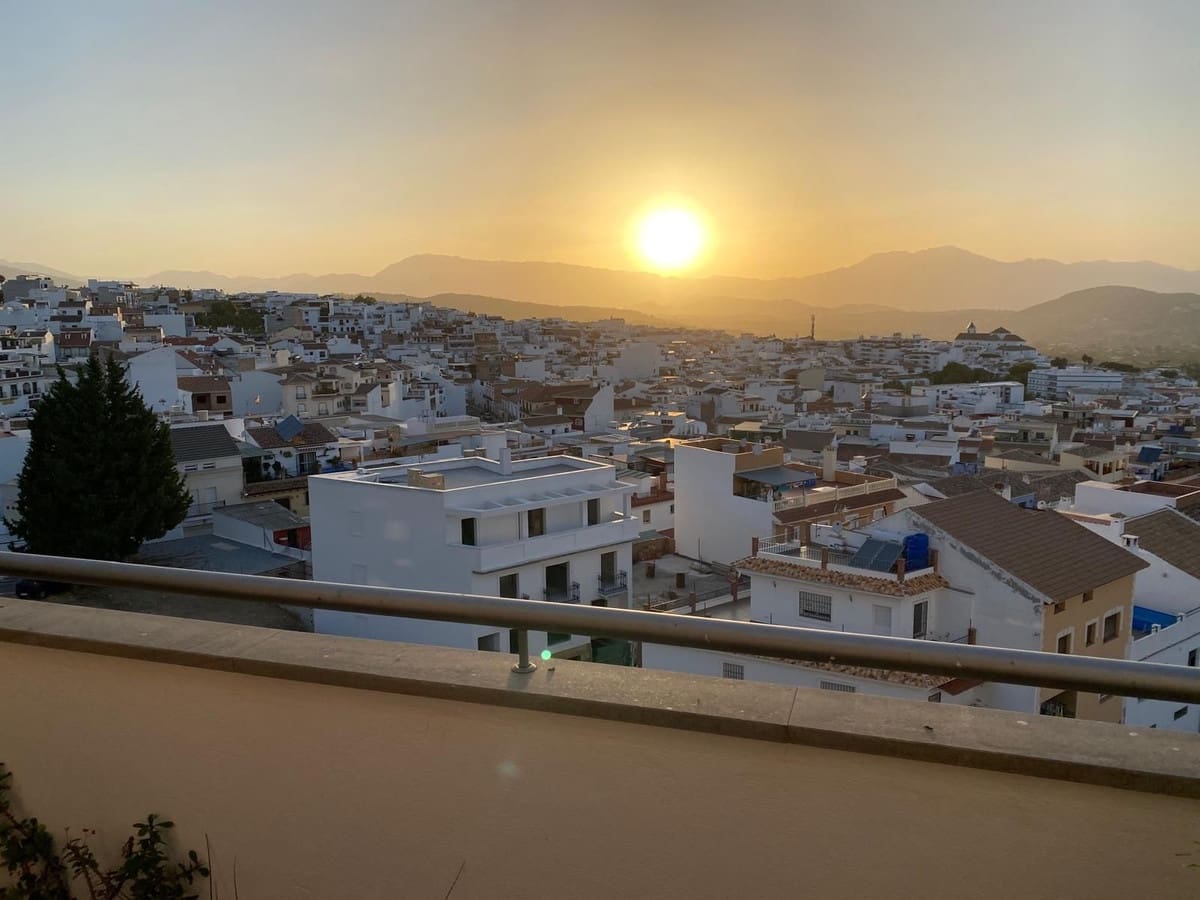 2 bedroom Penthouse for sale in Alhaurin el Grande with garage - € 349,000 (Ref: 9233861)