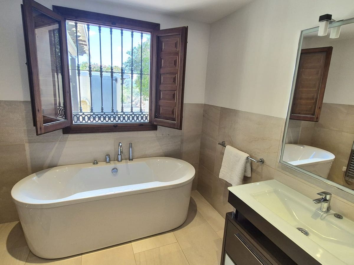 2 bedroom Villa for sale in Coin with pool garage - € 475,000 (Ref: 9247505)