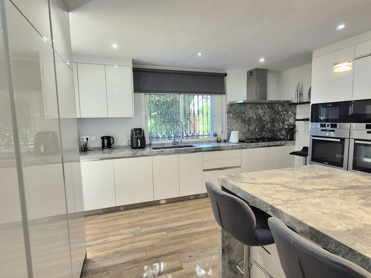 4 soverom Villa til salgs i Coin med svømmebasseng garasje - € 795 000 (Ref: 9383880)