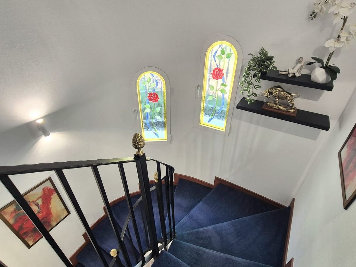 4 soverom Villa til salgs i Coin med svømmebasseng garasje - € 795 000 (Ref: 9383880)