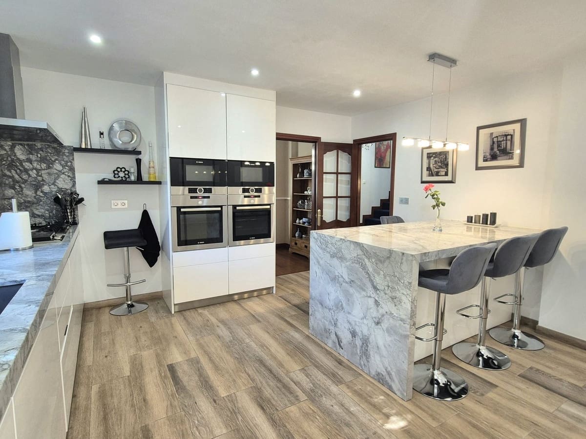 Chalet de 4 habitaciones en Coín en venta con piscina garaje - 795.000 € (Ref: 9383880)