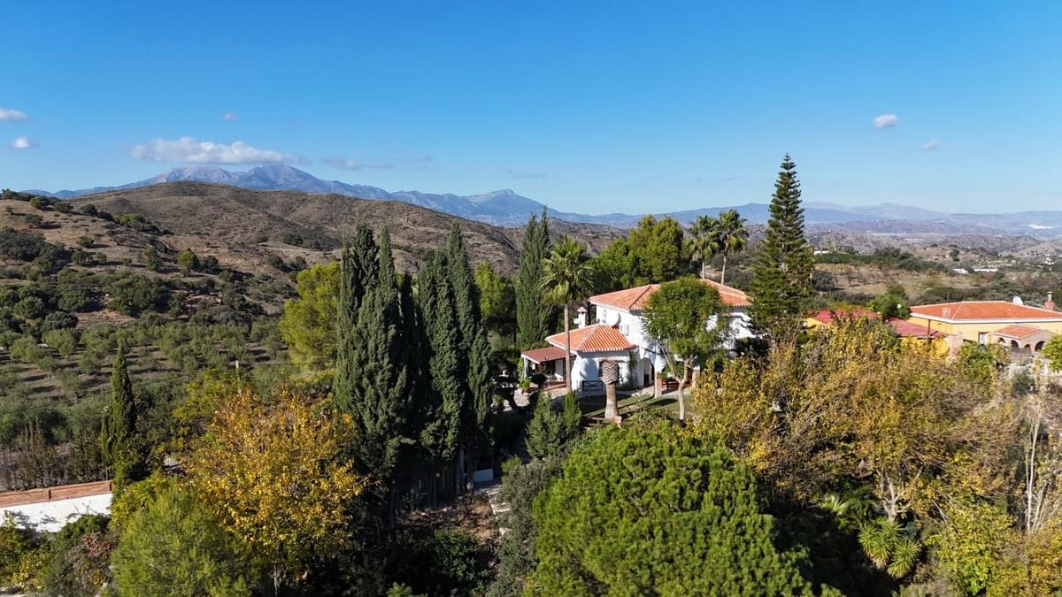 Chalet de 4 habitaciones en Coín en venta con piscina garaje - 795.000 € (Ref: 9383880)