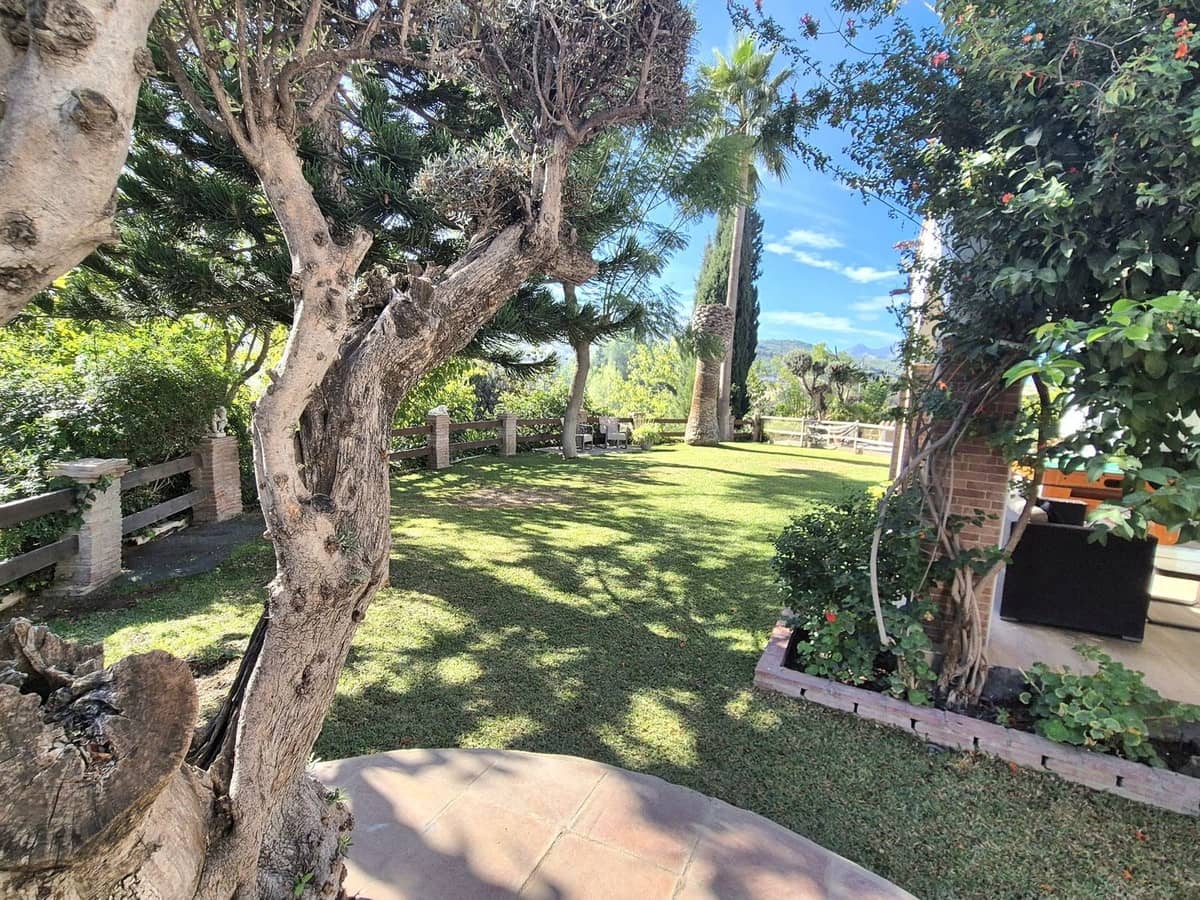 Chalet de 4 habitaciones en Coín en venta con piscina garaje - 795.000 € (Ref: 9383880)