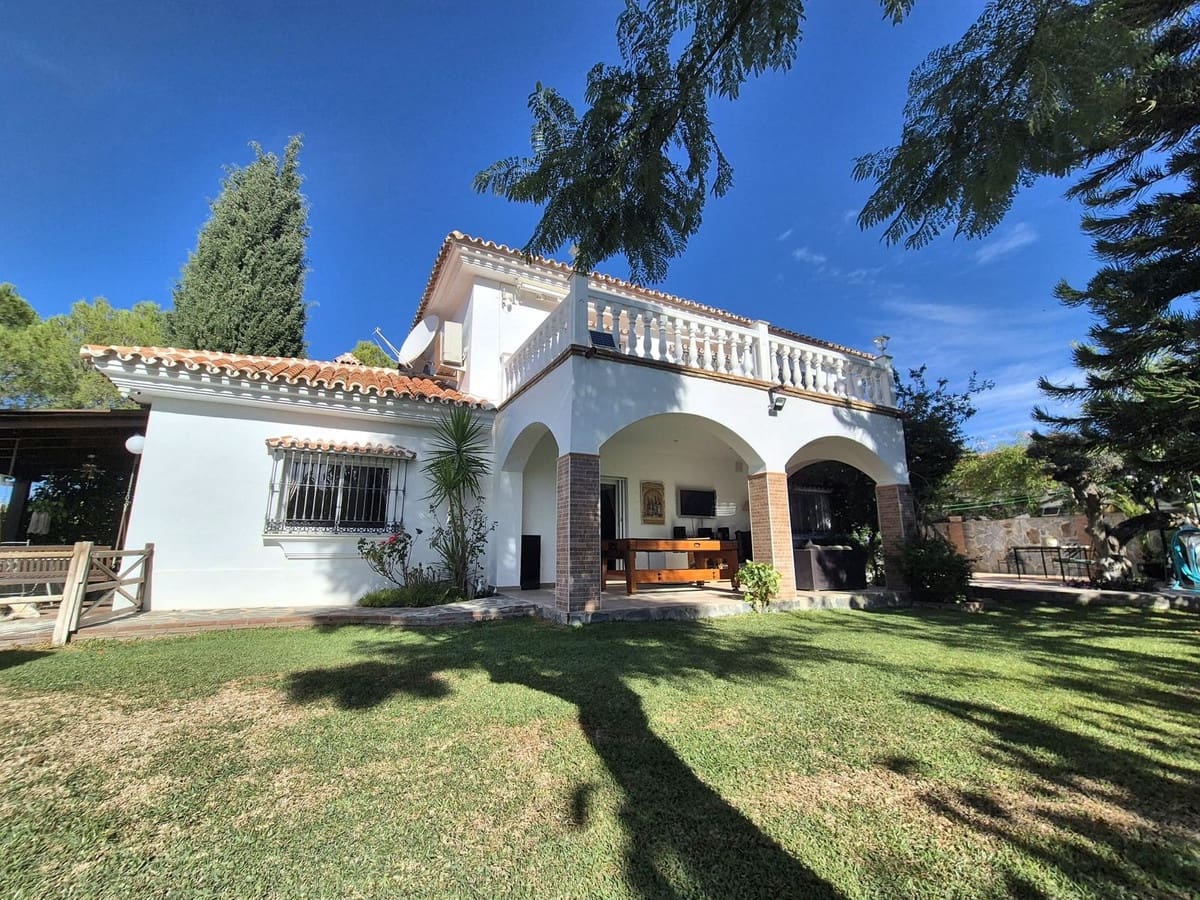 4 bedroom Villa for sale in Coin with pool garage - € 795,000 (Ref: 9383880)