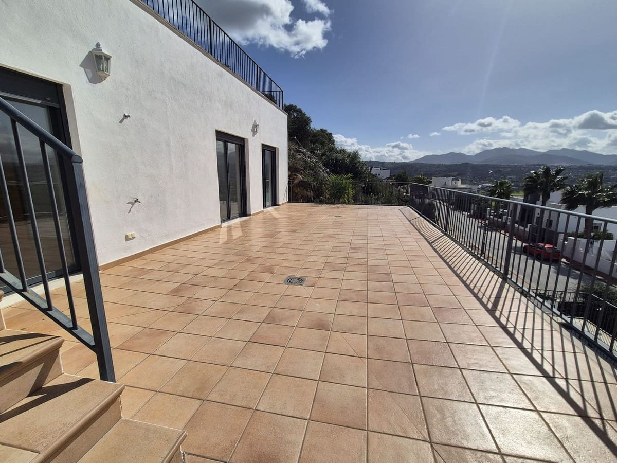 Chalet de 3 habitaciones en Coín en venta con piscina garaje - 475.000 € (Ref: 9656768)