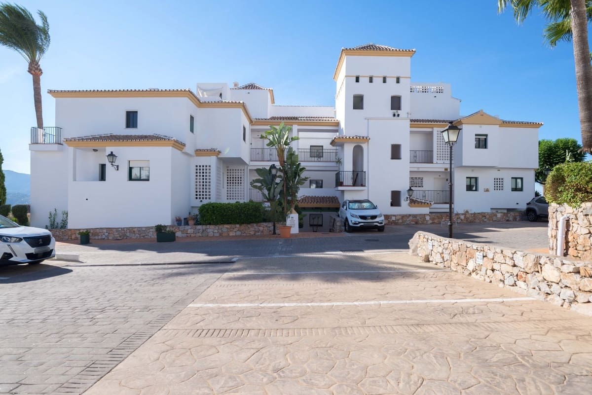 2 bedroom Apartment for sale in Alhaurin Golf with pool garage - € 299,000 (Ref: 9667076)