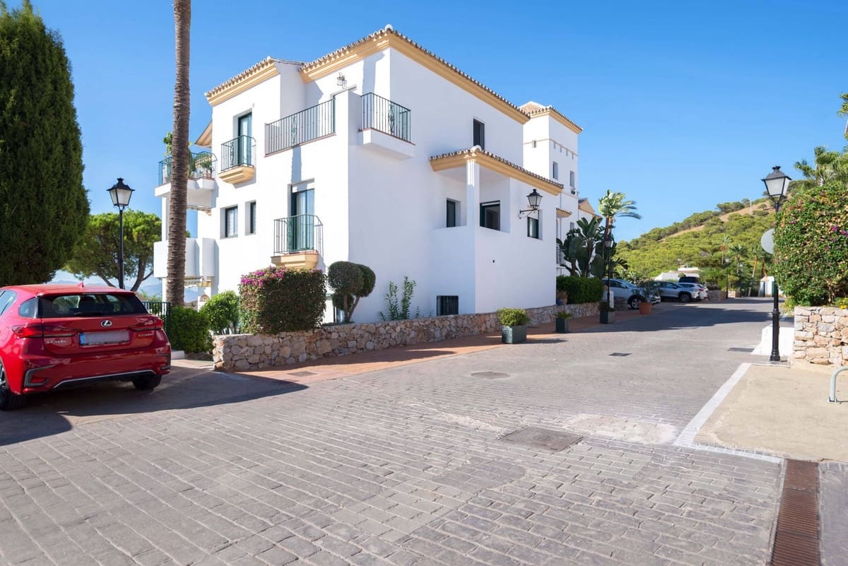 2 bedroom Apartment for sale in Alhaurin Golf with pool garage - € 299,000 (Ref: 9667076)