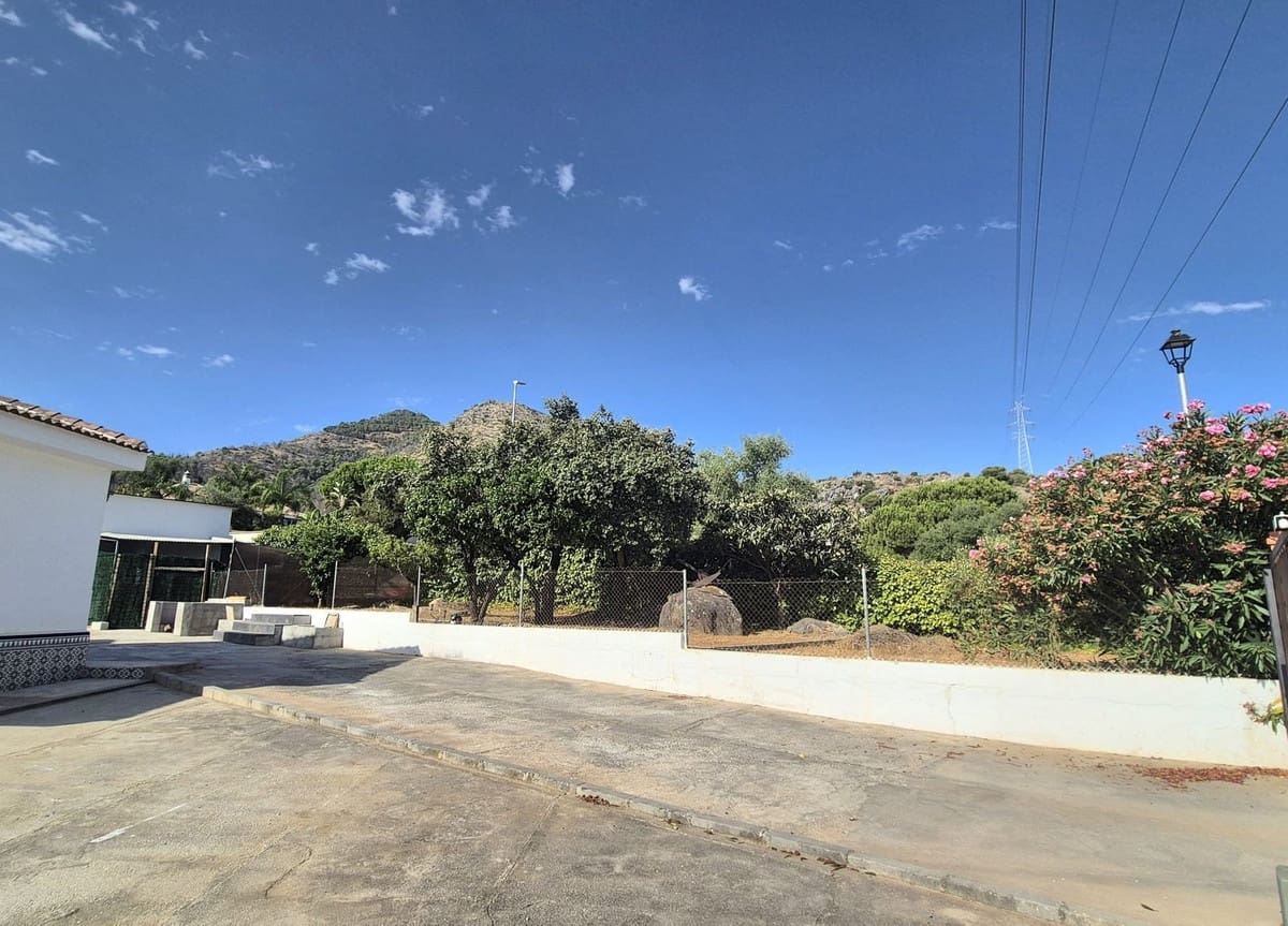 5 bedroom Villa for sale in Alhaurin de la Torre with pool garage - € 500,000 (Ref: 9902641)