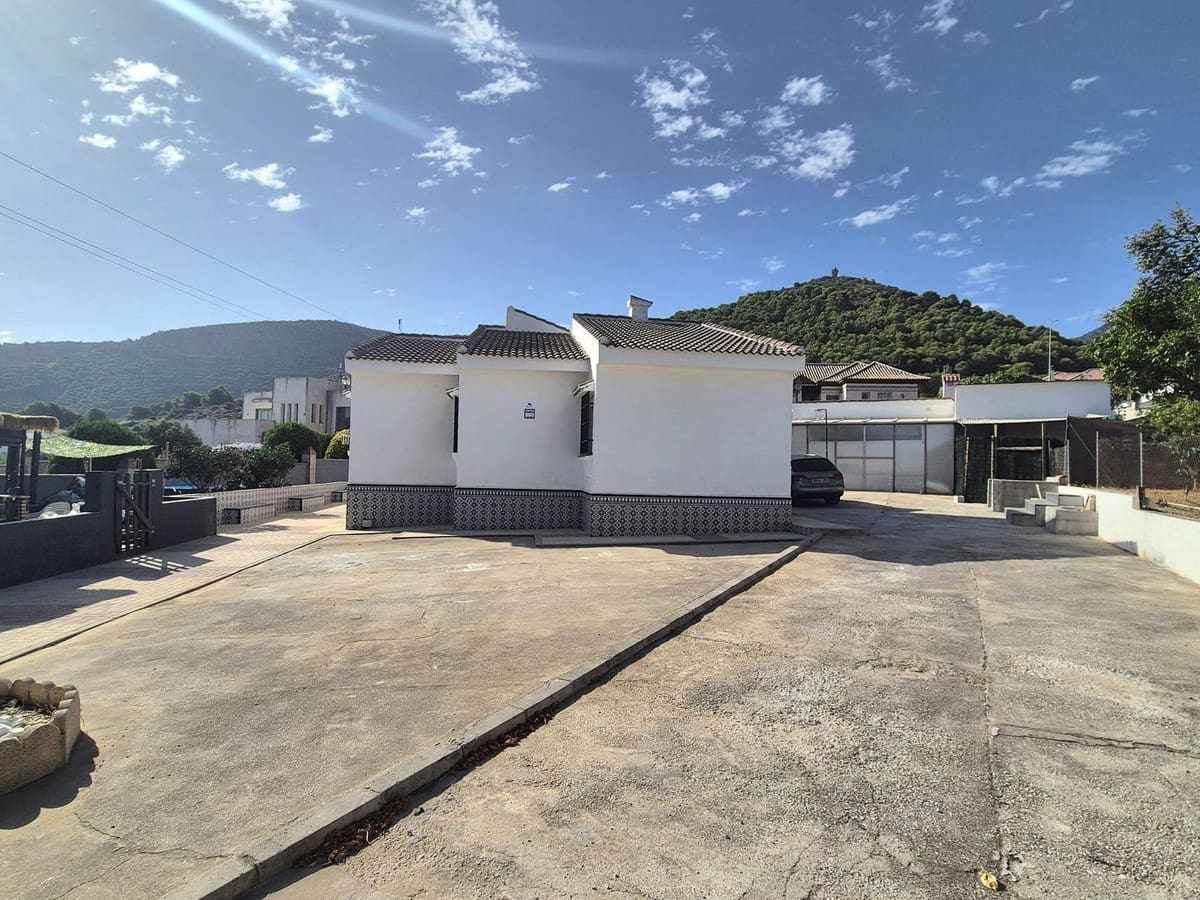 5 bedroom Villa for sale in Alhaurin de la Torre with pool garage - € 500,000 (Ref: 9902641)