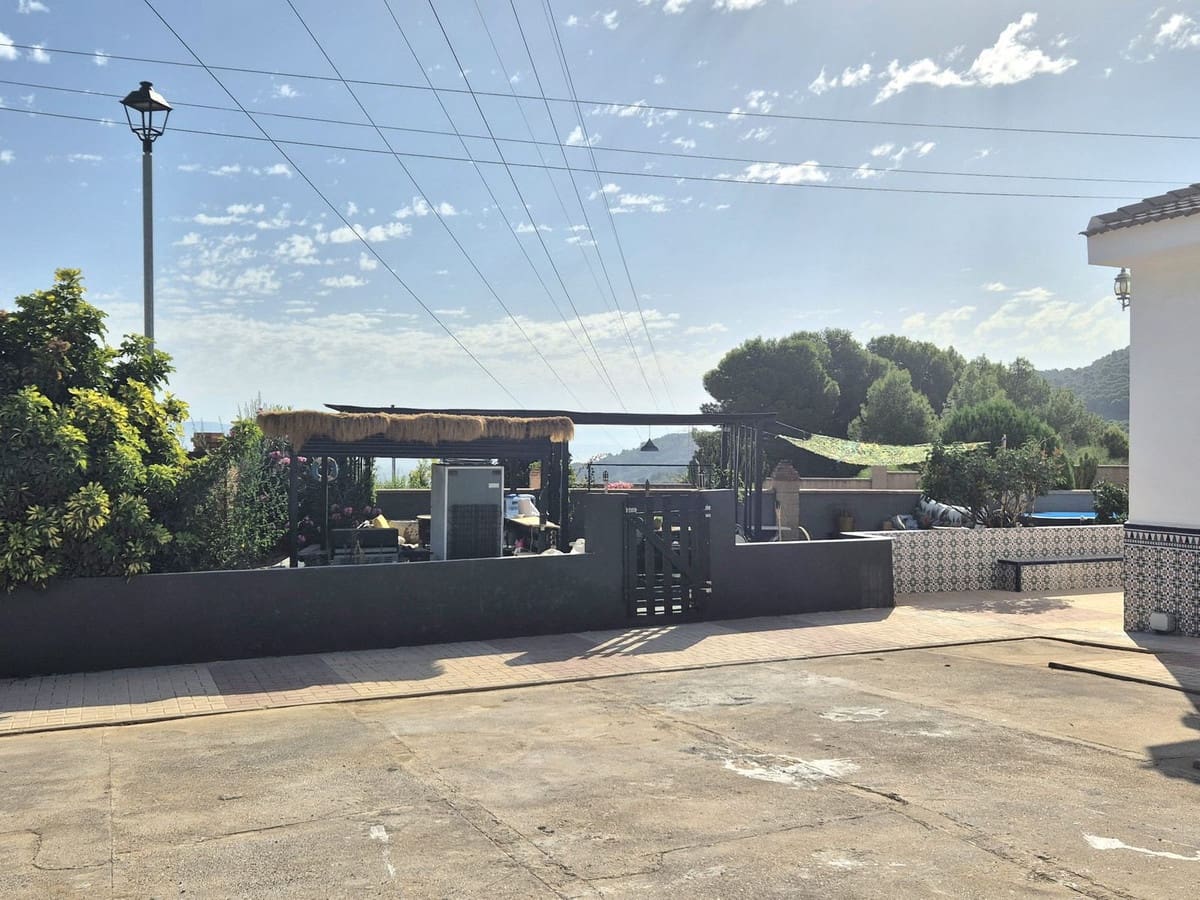 5 bedroom Villa for sale in Alhaurin de la Torre with pool garage - € 500,000 (Ref: 9902641)