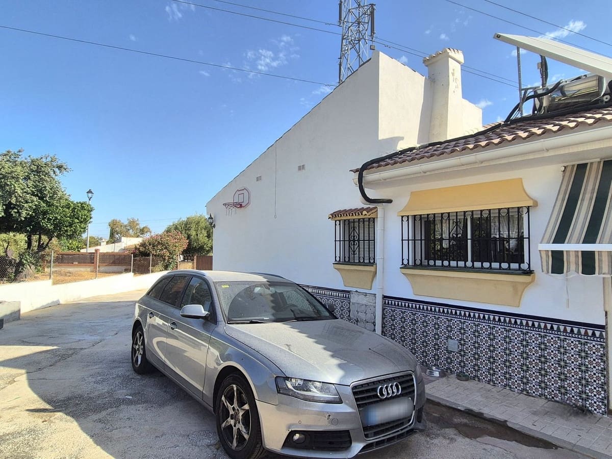 5 bedroom Villa for sale in Alhaurin de la Torre with pool garage - € 500,000 (Ref: 9902641)