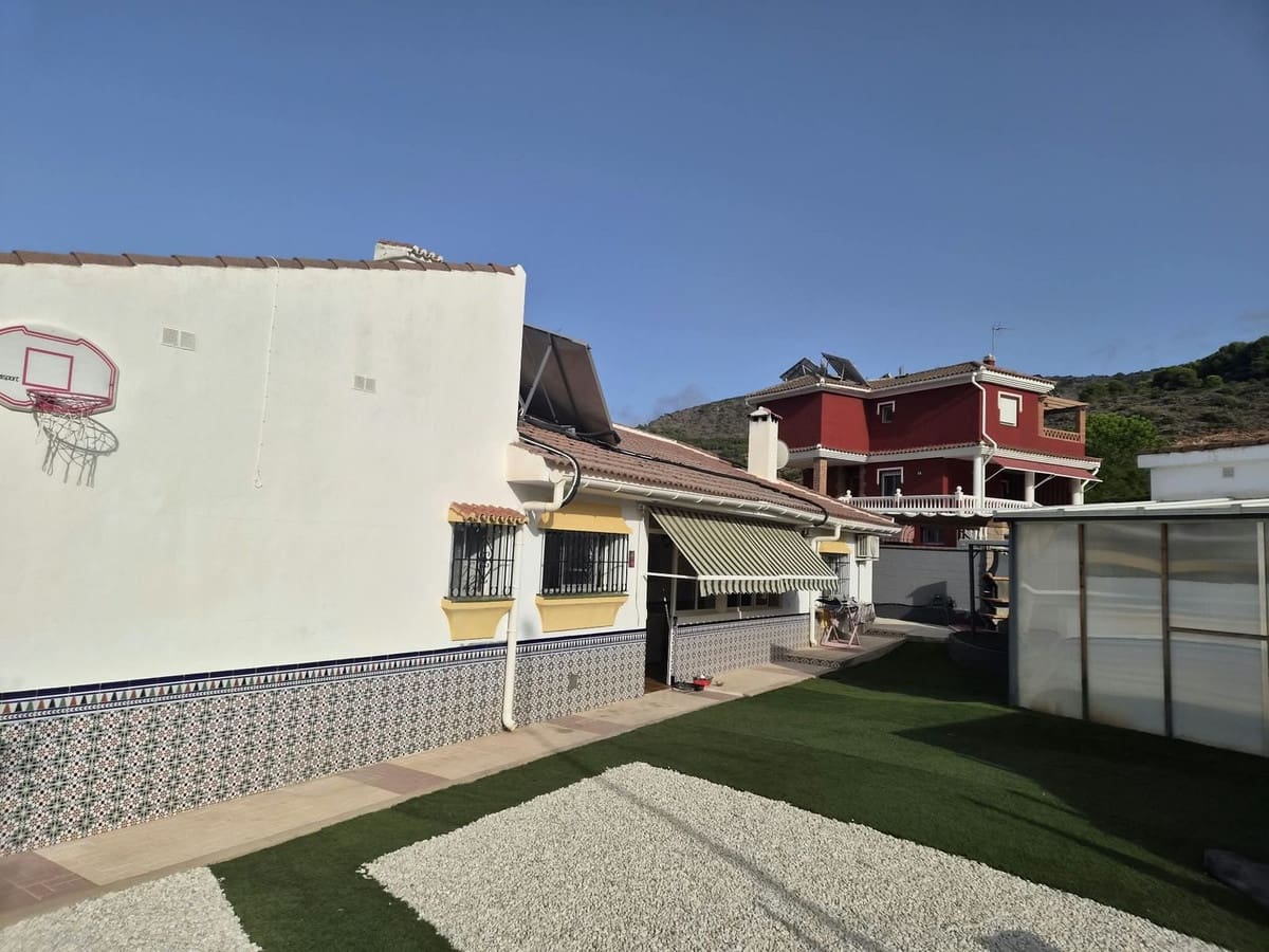 5 bedroom Villa for sale in Alhaurin de la Torre with pool garage - € 500,000 (Ref: 9902641)