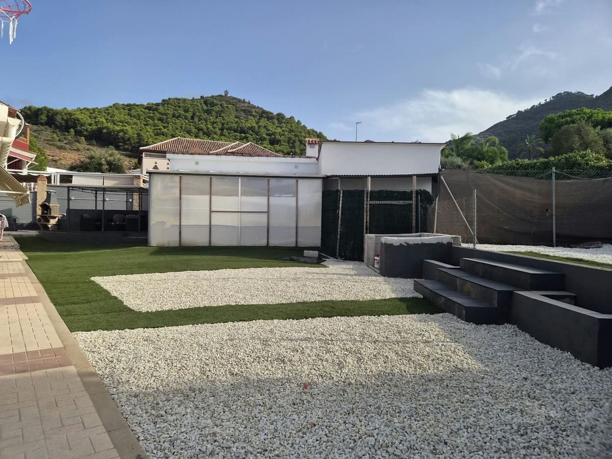 5 bedroom Villa for sale in Alhaurin de la Torre with pool garage - € 500,000 (Ref: 9902641)