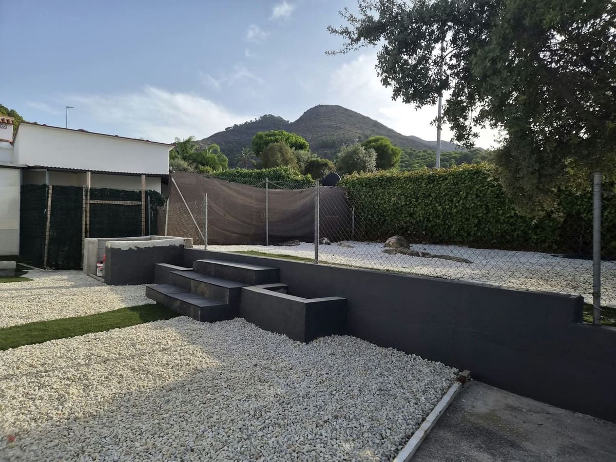 5 bedroom Villa for sale in Alhaurin de la Torre with pool garage - € 500,000 (Ref: 9902641)