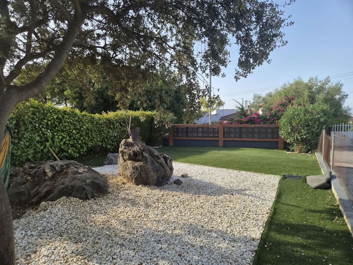5 bedroom Villa for sale in Alhaurin de la Torre with pool garage - € 500,000 (Ref: 9902641)