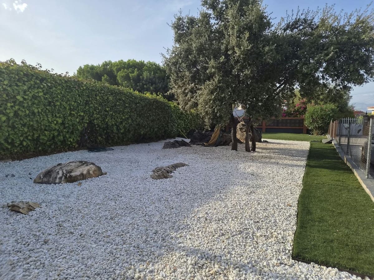 5 bedroom Villa for sale in Alhaurin de la Torre with pool garage - € 500,000 (Ref: 9902641)