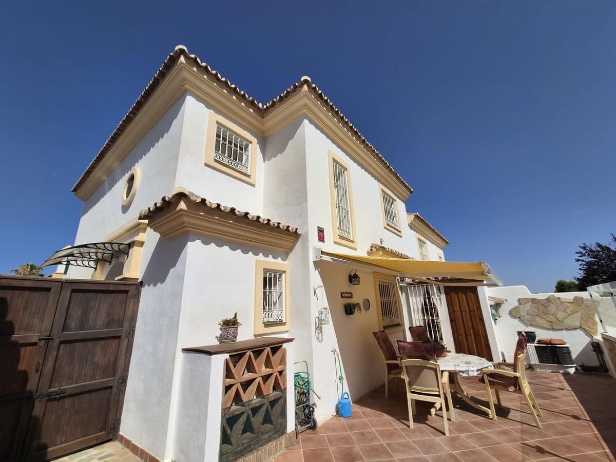 3 quarto Moradia Geminada para venda em Alhaurin Golf com piscina garagem - 499 000 € (Ref: 9948568)