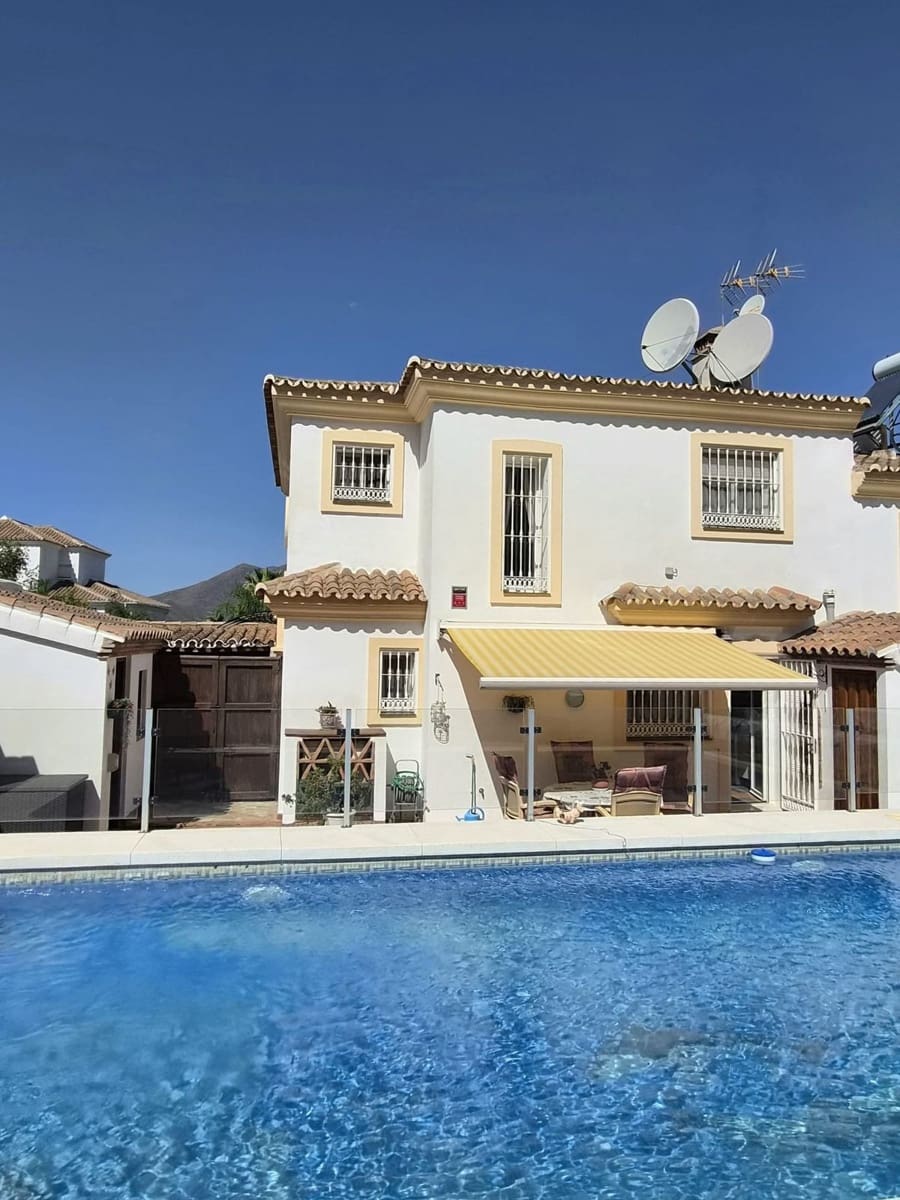 3 quarto Moradia Geminada para venda em Alhaurin Golf com piscina garagem - 499 000 € (Ref: 9948568)