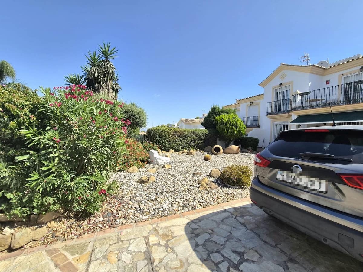 3 quarto Moradia Geminada para venda em Alhaurin Golf com piscina garagem - 499 000 € (Ref: 9948568)