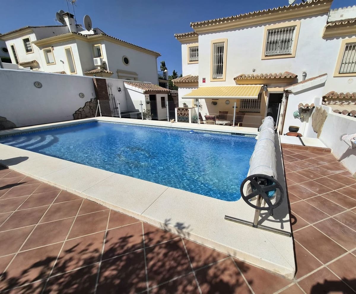 3 quarto Moradia Geminada para venda em Alhaurin Golf com piscina garagem - 499 000 € (Ref: 9948568)