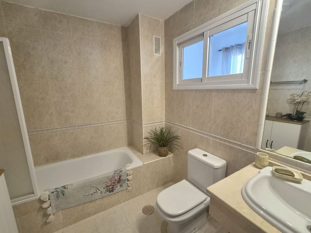 3 sypialnia Dom na sprzedaż w Alhaurin Golf z basenem garażem - 412 500 € (Ref: 9981232)