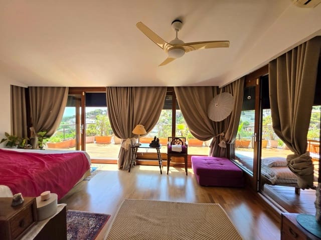 5 bedroom Villa for sale in Castelldefels with garage - € 1,390,000 (Ref: 9128459)