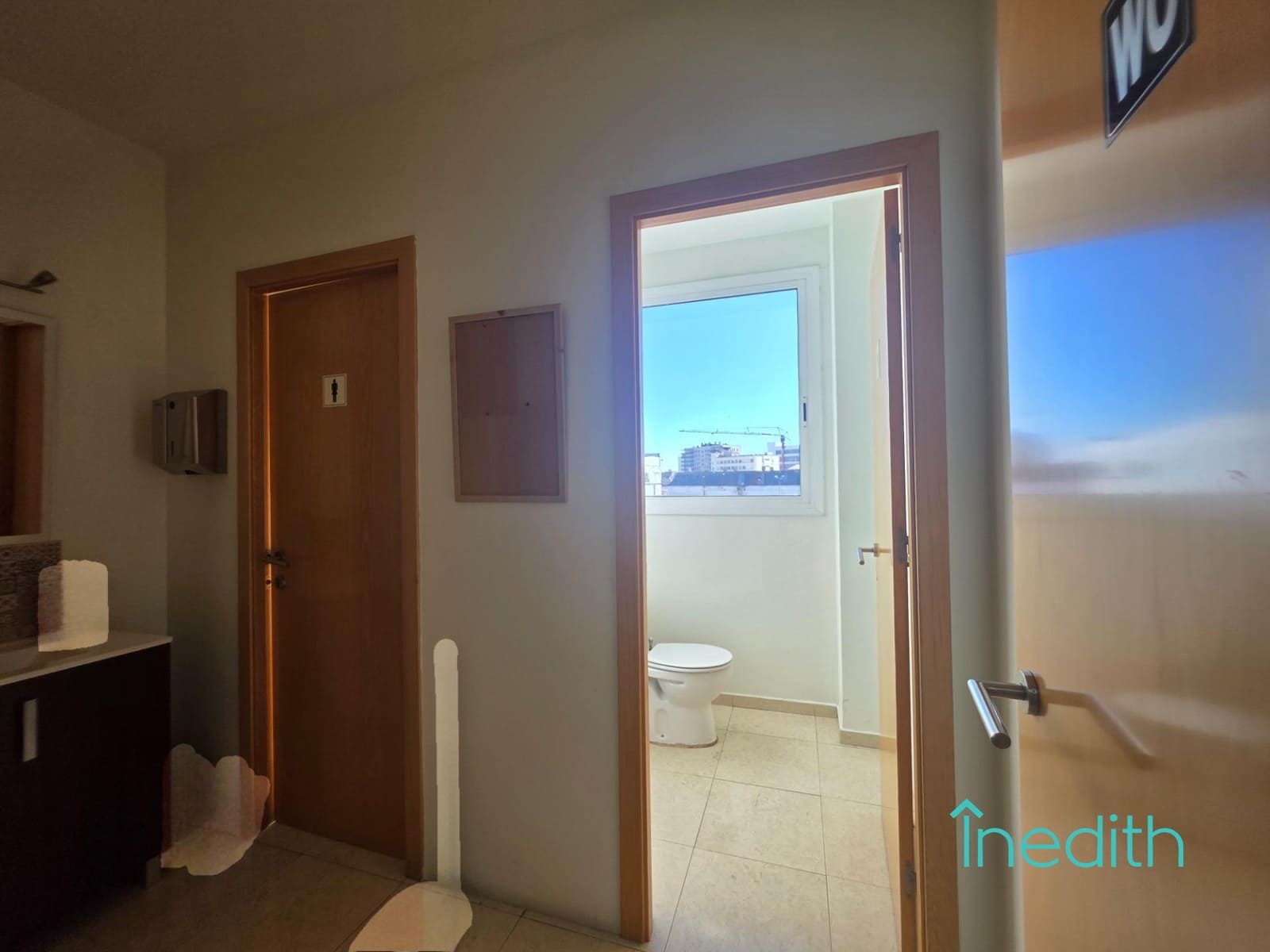 Business for rent in Cornella de Llobregat with garage - € 3,600 (Ref: 9401315)