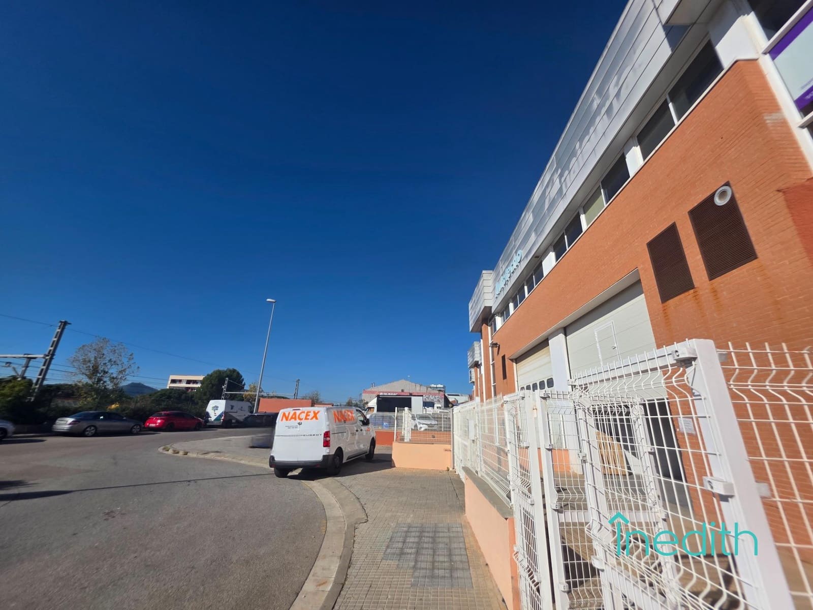 Business for rent in Cornella de Llobregat with garage - € 3,600 (Ref: 9401315)