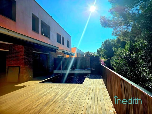 4 slaapkamer Huis te koop in Les Botigues de Sitges, Sitges met zwembad garage - € 950.000 (Ref: 9417872)