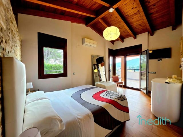 4 Zimmer Villa zu verkaufen in Canyelles mit Pool Garage - 670.000 € (Ref: 9513523)