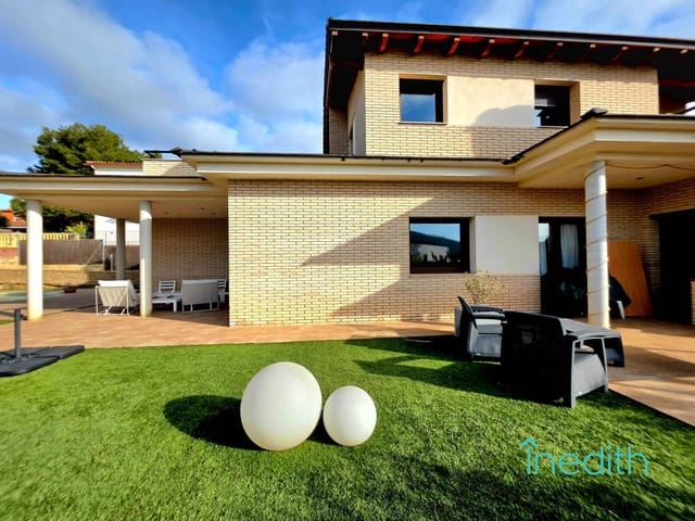 4 Zimmer Villa zu verkaufen in Canyelles mit Pool Garage - 670.000 € (Ref: 9513523)