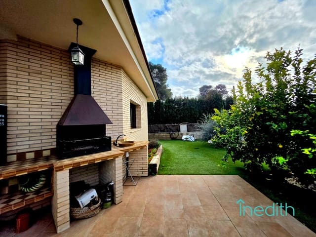 4 Zimmer Villa zu verkaufen in Canyelles mit Pool Garage - 670.000 € (Ref: 9513523)