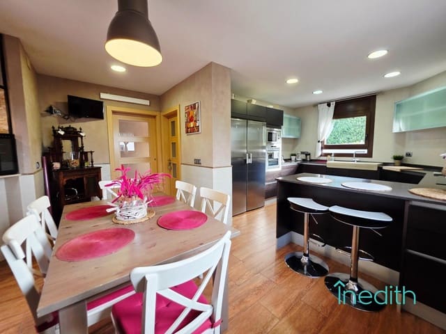 4 soverom Villa til salgs i Canyelles med svømmebasseng garasje - € 670 000 (Ref: 9513523)