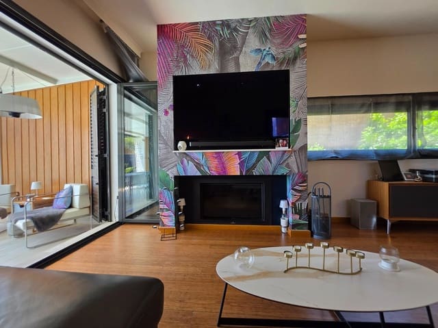 5 makuuhuone Huvila myytävänä paikassa Cubelles mukana uima-altaan 
autotalli - 465 000 € (Ref: 9698908)