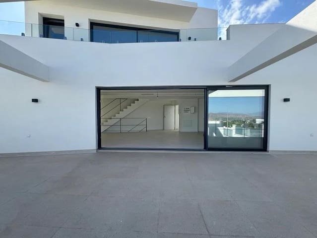 4 makuuhuone Huvila myytävänä paikassa Pinos de Alhaurin, Alhaurín de la Torre mukana uima-altaan 
autotalli - 890 000 € (Ref: 9367664)