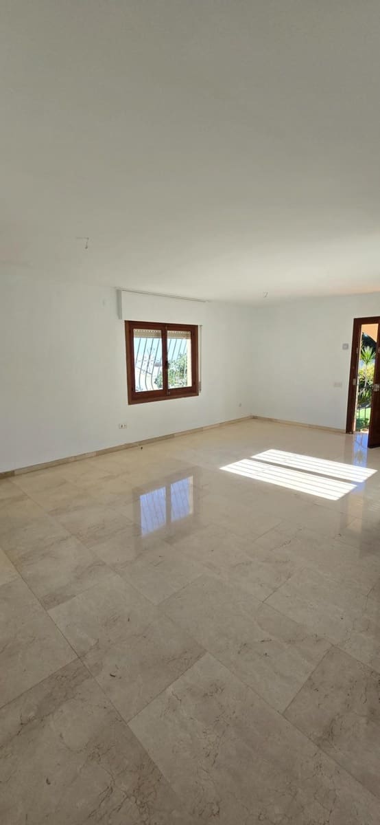5 bedroom Villa for sale in El Coto with pool garage - € 700,000 (Ref: 9504372)