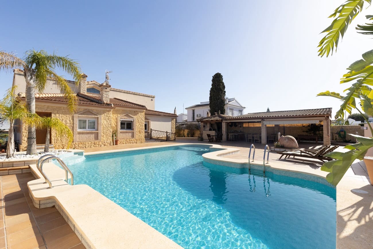 5 slaapkamer Villa te koop in Torrevieja met zwembad - € 1.150.000 (Ref: 9736211)
