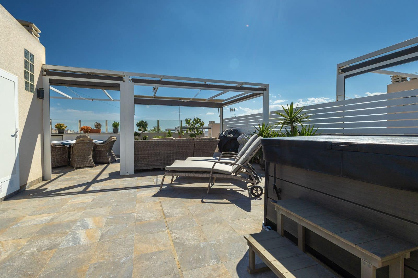 2 bedroom Apartment for sale in Torrevieja with pool garage - € 270,000 (Ref: 9928198)