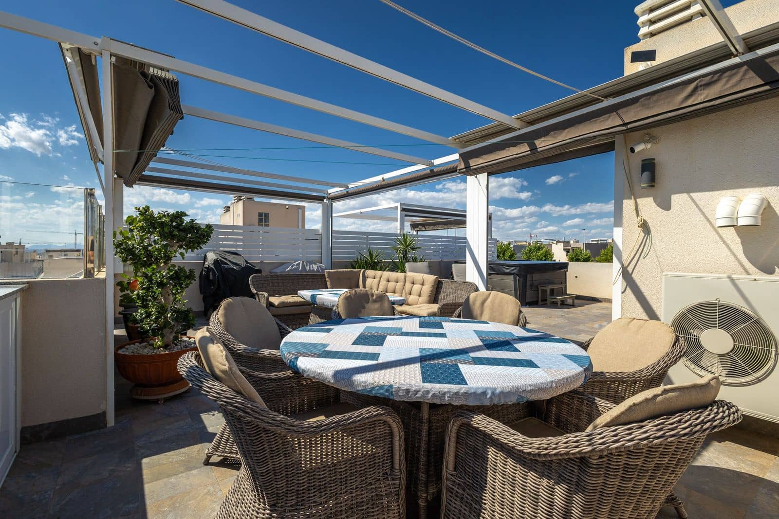 2 bedroom Apartment for sale in Torrevieja with pool garage - € 270,000 (Ref: 9928198)