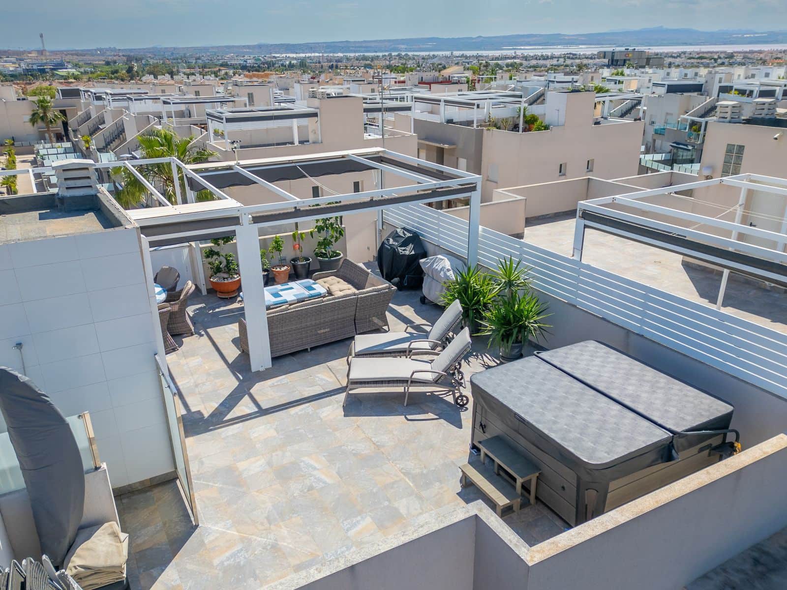 2 bedroom Apartment for sale in Torrevieja with pool garage - € 270,000 (Ref: 9928198)