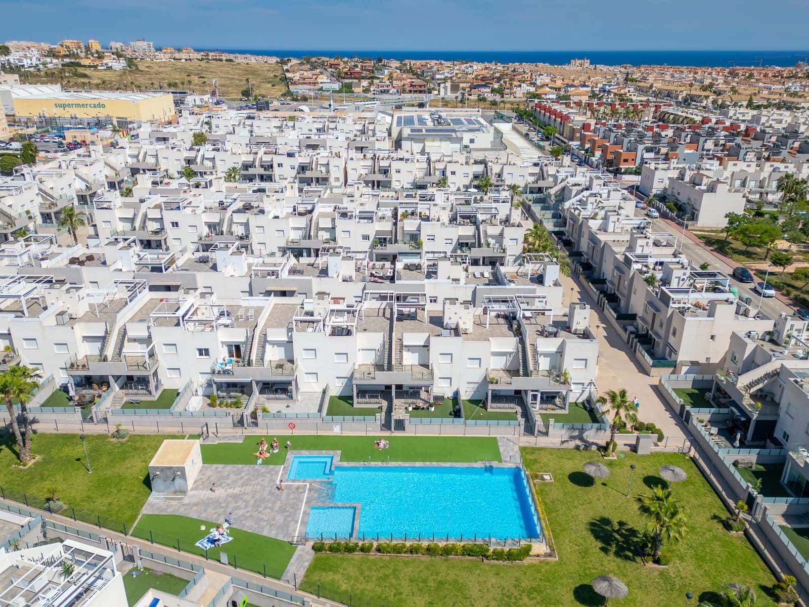 2 bedroom Apartment for sale in Torrevieja with pool garage - € 270,000 (Ref: 9928198)