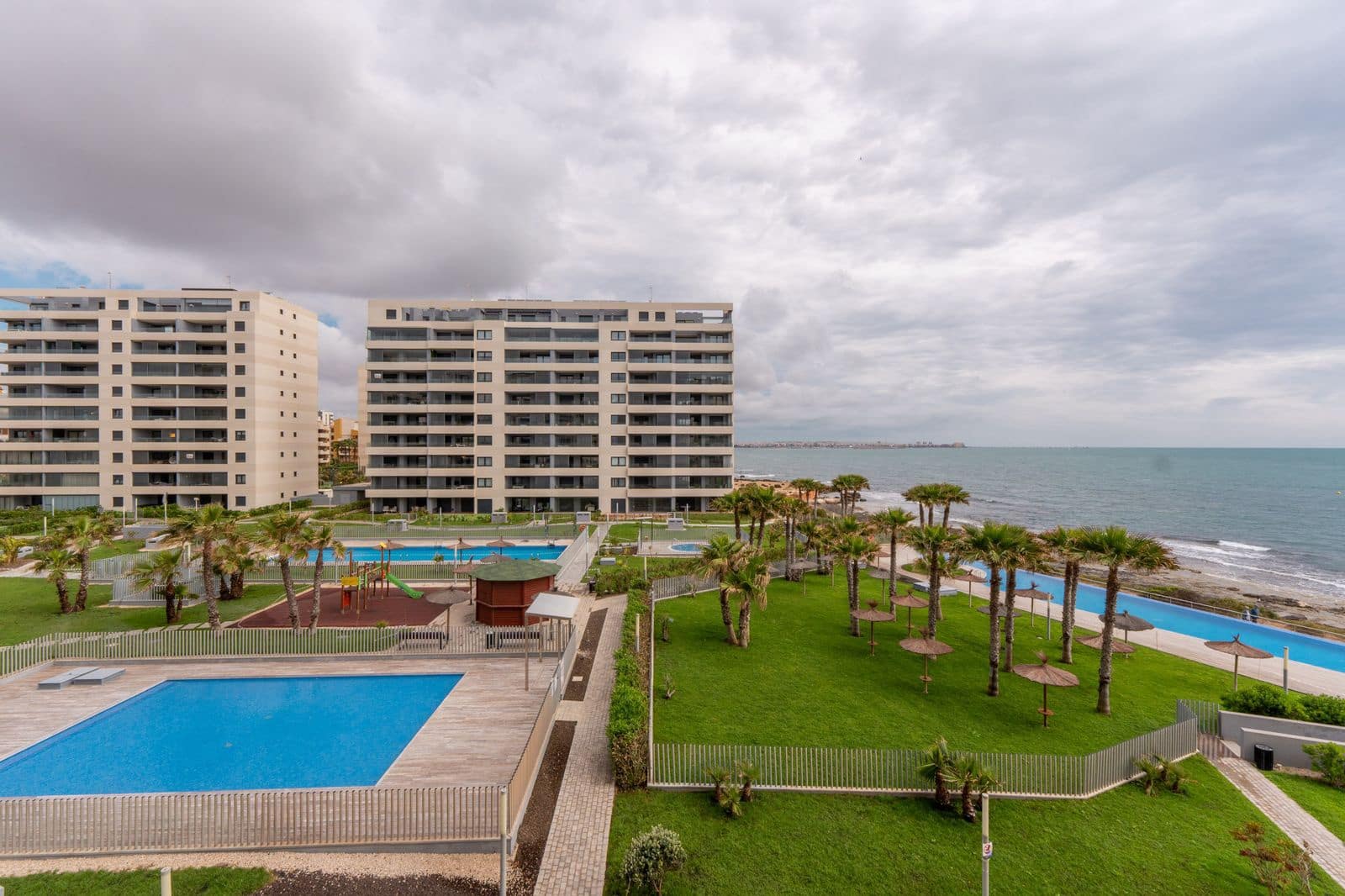 3 sypialnia Apartament na sprzedaż w Punta Prima z basenem garażem - 690 000 € (Ref: 9928201)