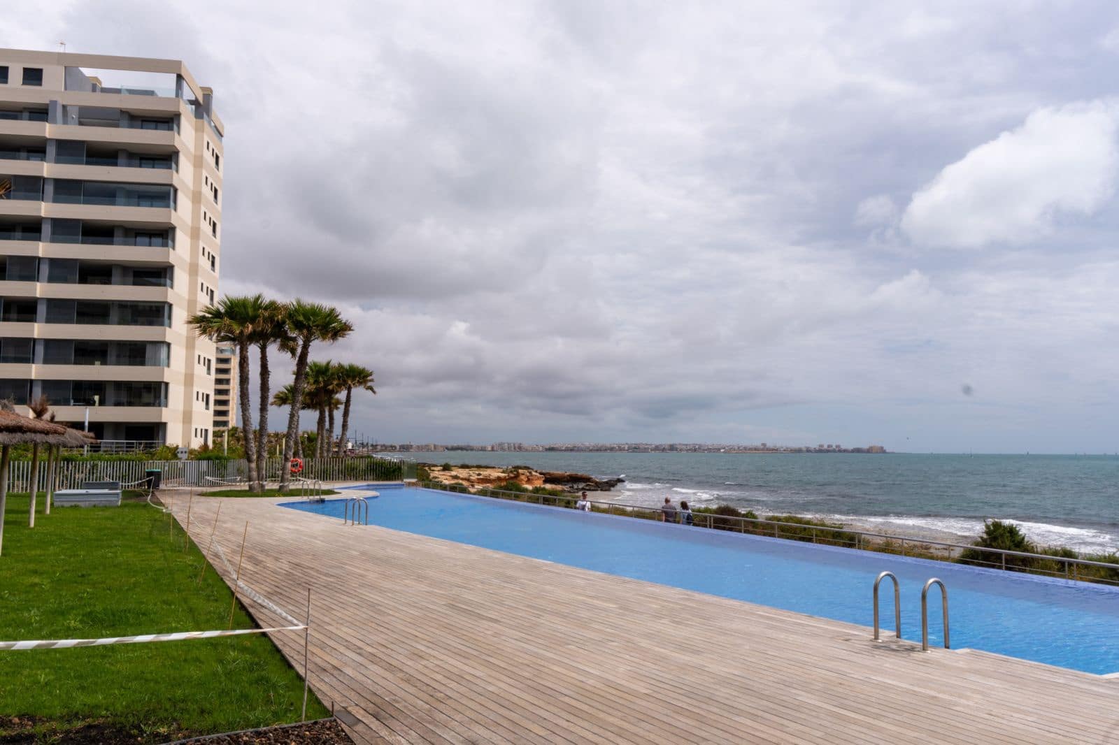 3 sypialnia Apartament na sprzedaż w Punta Prima z basenem garażem - 690 000 € (Ref: 9928201)
